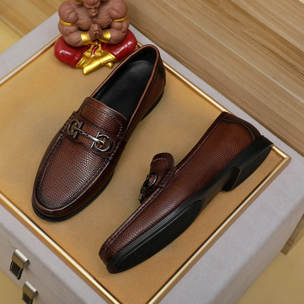 Men's shoes 250 🕷🕷🐂【Ferragamo】Ferragamo Popular fashionable casual shoes🇨🇳Official website counter 1:1 production, original mold opening💯Good quality can be seen, imported high-end first-layer pebbled calfskin, water-dyed🐂leather lining🌿very clear texture, high-quality waterproof, non-slip and wear-resistant outsole🎋high quality and low price, truly handmade🍓, color optional! Code number 38-44 (45. To be customized)